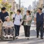 荒川区の街で高齢者の外出を支える看護師・リハビリ職・ケアマネジャー・介護福祉タクシースタッフのイメージ