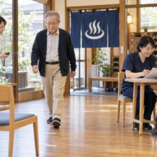 荒川区の地域で歩行測定と健康相談を行う専門職のイメージ
