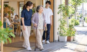 デイサービスから地域へ出かける高齢者を介護スタッフと理学療法士が見守るイメージ