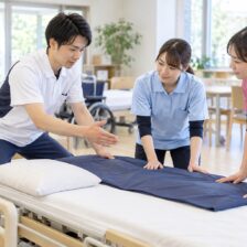 理学療法士が看護・介護スタッフへ身体に負担の少ない介助方法を伝える研修イメージ