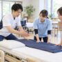 理学療法士が看護・介護スタッフへ身体に負担の少ない介助方法を伝える研修イメージ